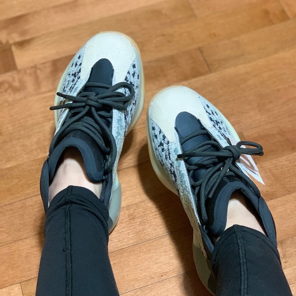 $300 Yeezy QNTM New men size 6 women size 7 - Picture 3 of 6